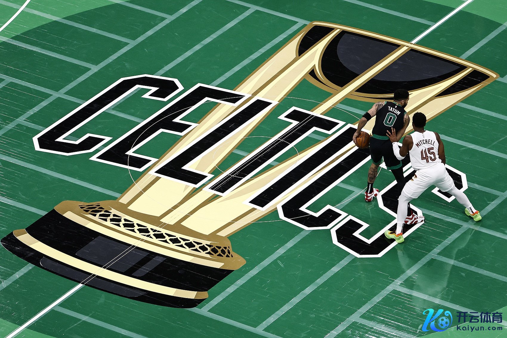 阿里扎：季中赛地板太恶心了 跟球衣神采相通还TMD何如看🤬